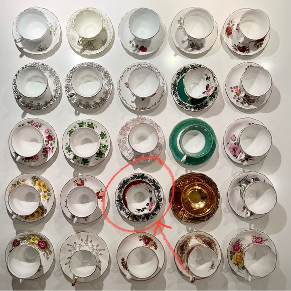 🎈2/$30 - WINDSOR TEACUP & SAUCER. Bone china. Red, flowers & gold rim. England. - Picture 8 of 9